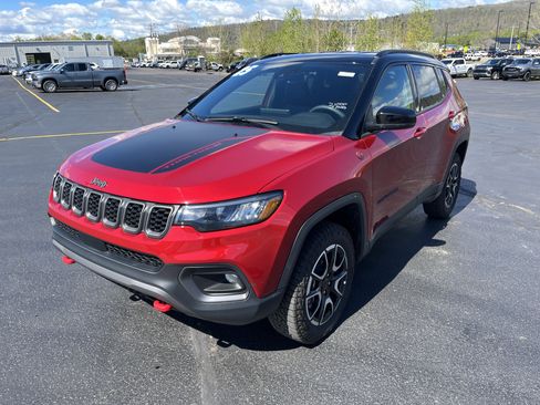Used 2025 Jeep Compass Trailhawk AWD/4WD image 1