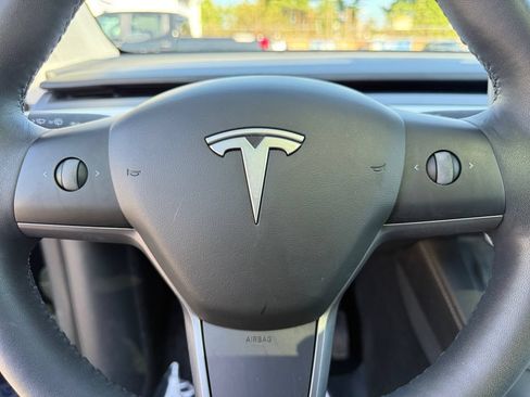 Used 2022 Tesla Model Y Long Range AWD/4WD image 19