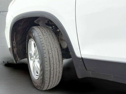 Used 2022 Chevrolet Trax LT w/ LT Convenience Package image 32