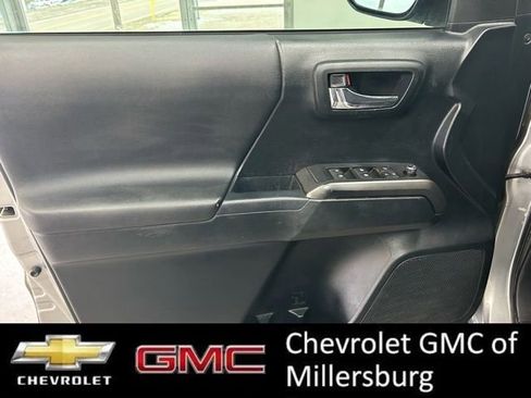 Used 2017 Toyota Tacoma TRD Off-Road w/ Premium & Technology Package image 15