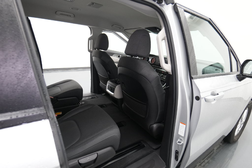 Used 2022 Kia Carnival LX FWD image 25