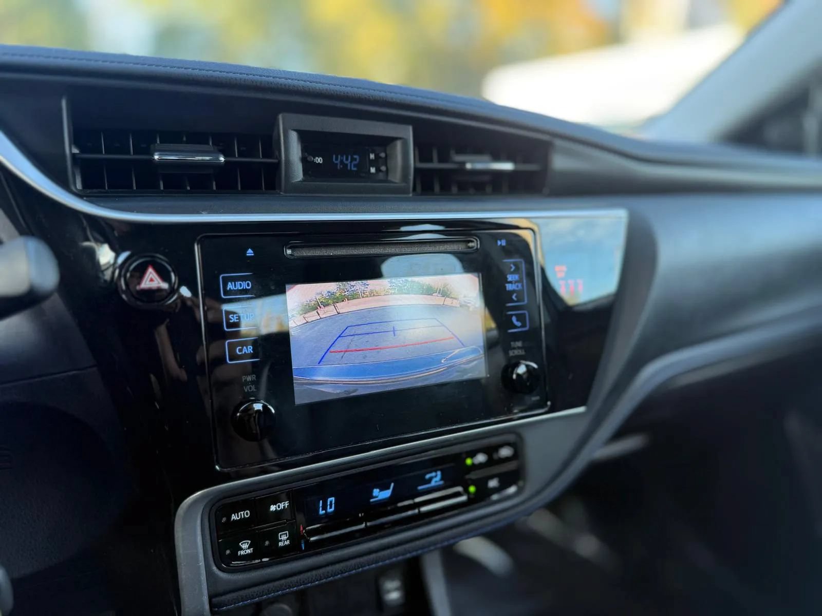 Used 2019 Toyota Corolla SE w/ Carpet Mat Package (TMS) FWD image 22