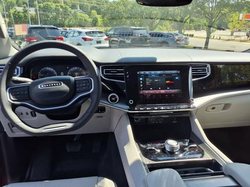 Used 2024 Jeep Wagoneer L Series III w/ Premium Group I AWD/4WD image 8