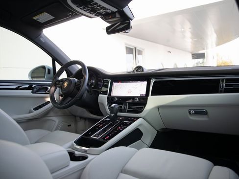 Certified 2024 Porsche Macan image 29