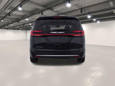 Used 2024 Chrysler Pacifica Touring-L FWD image 7