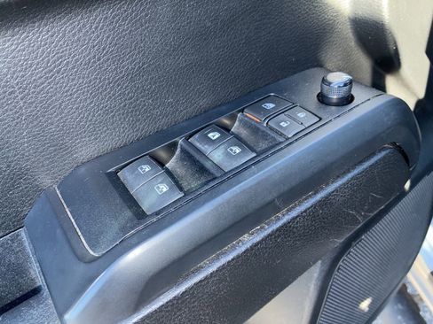 Used 2019 Toyota Tacoma SR image 12