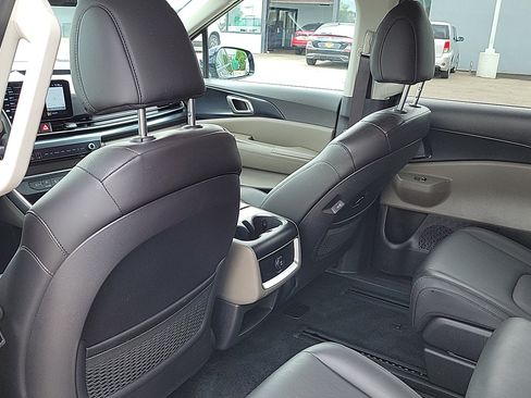 Used 2025 Kia Carnival FWD image 11