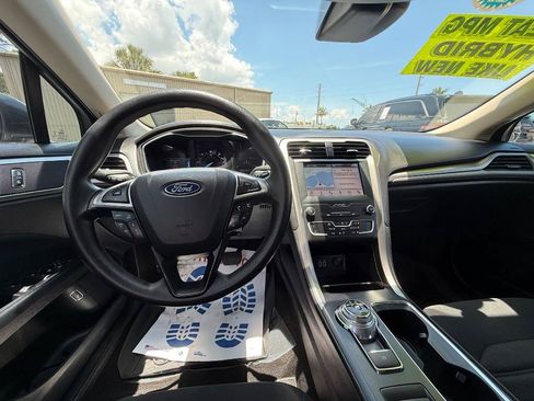 Used 2019 Ford Fusion SE FWD image 10