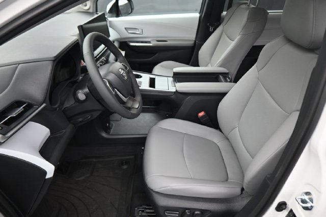 Used 2026 Toyota Sienna XLE FWD image 21