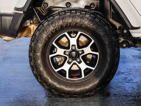 Used 2019 Jeep Wrangler Unlimited Sahara AWD/4WD image 12