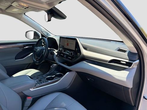 Used 2024 Toyota Highlander Limited image 14