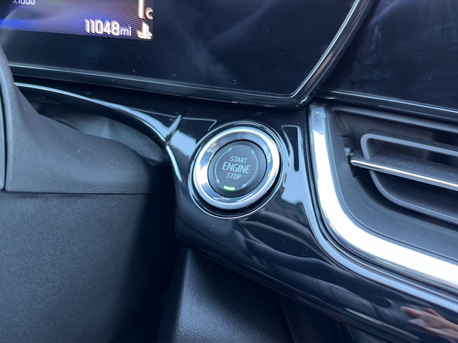 Used 2025 Chevrolet Trax RS w/ Sunroof Package FWD image 32