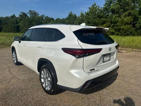 Used 2023 Toyota Highlander Limited FWD image 4