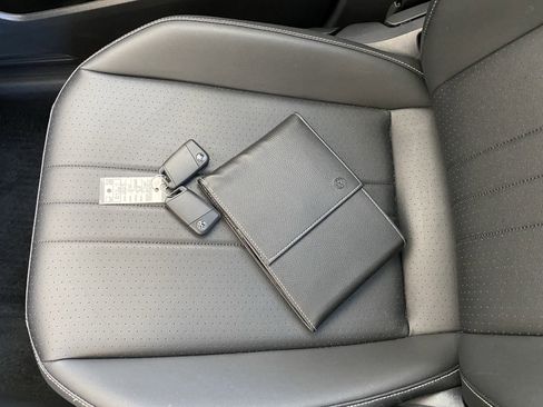 Used 2023 Volkswagen Tiguan SE w/ Panoramic Sunroof Package FWD image 9
