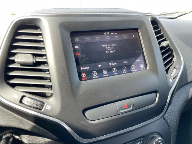 Used 2019 Jeep Cherokee Latitude w/ Popular Appearance Group AWD/4WD image 18