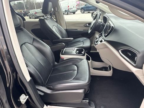 Used 2024 Chrysler Pacifica Touring-L image 34