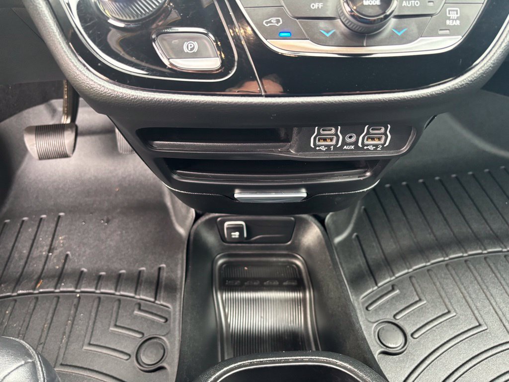 Used 2025 Chrysler Pacifica Select FWD image 39