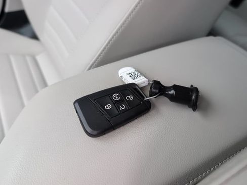 Used 2023 Volkswagen Jetta SE w/ Panoramic Sunroof Package FWD image 29