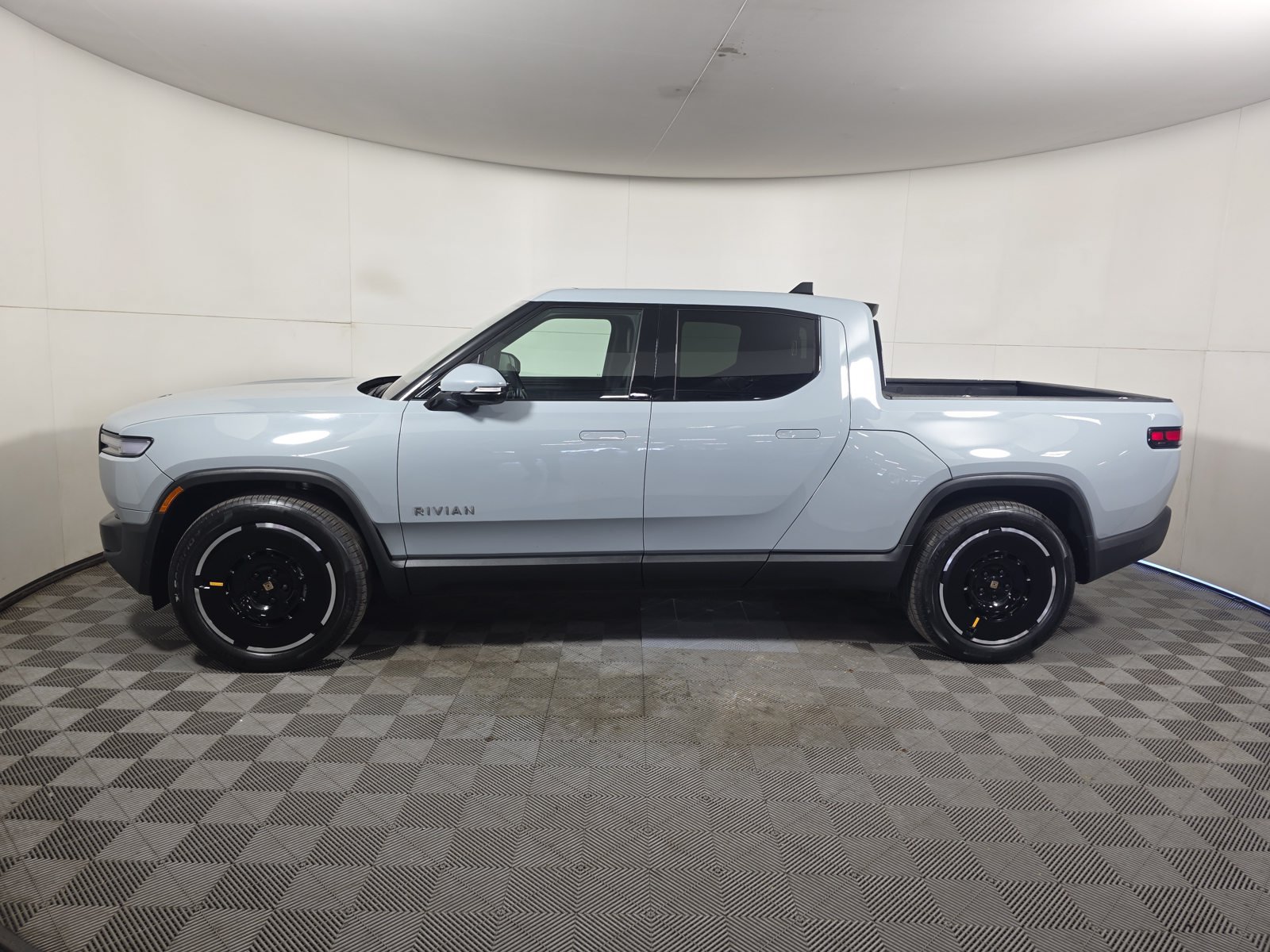 Used 2025 Rivian R1T Adventure Dual AWD/4WD image 2