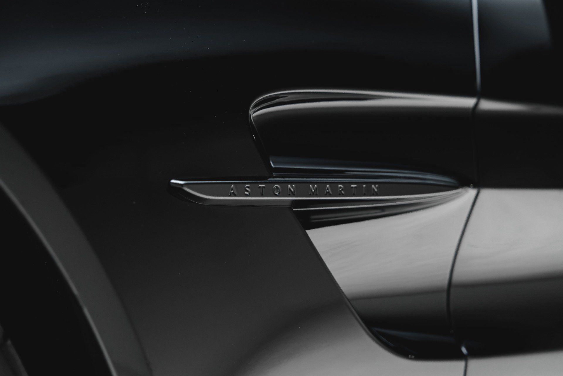 Used 2025 Aston Martin V8 Vantage Coupe RWD image 25