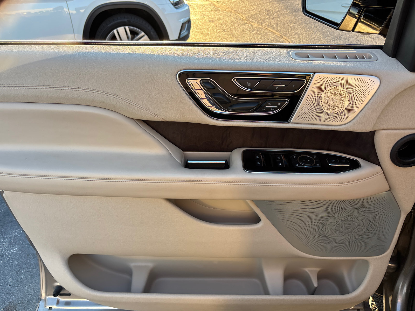 Certified 2020 Lincoln Navigator Reserve w/ Luxury Package AWD/4WD image 11