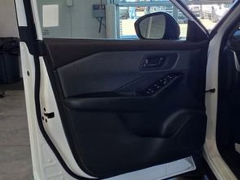 Used 2023 Nissan Rogue S image 11