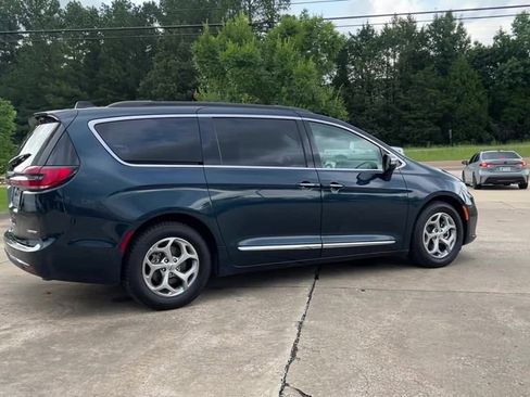 Used 2023 Chrysler Pacifica Limited image 7