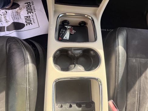 Used 2014 Chrysler Town & Country Touring-L image 19