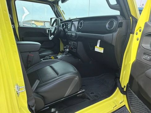 Used 2023 Jeep Wrangler Unlimited Sahara w/ Cold Weather Group AWD/4WD image 9