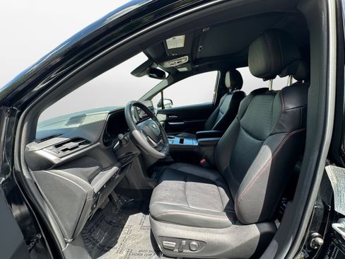 Used 2025 Toyota Sienna LE AWD/4WD image 9