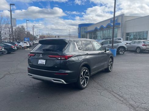 Used 2024 Mitsubishi Outlander SE image 2