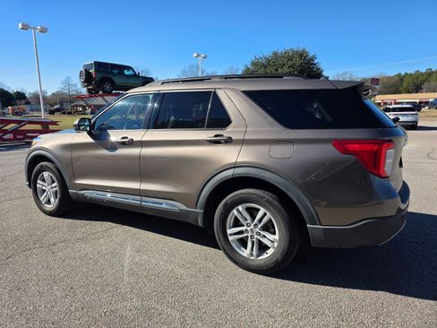 Used 2021 Ford Explorer XLT w/ Equipment Group 202A image 5