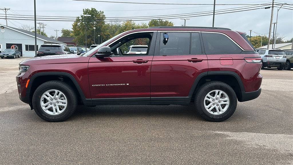 Used 2025 Jeep Grand Cherokee Laredo w/ Luxury Tech Group I AWD/4WD image 4