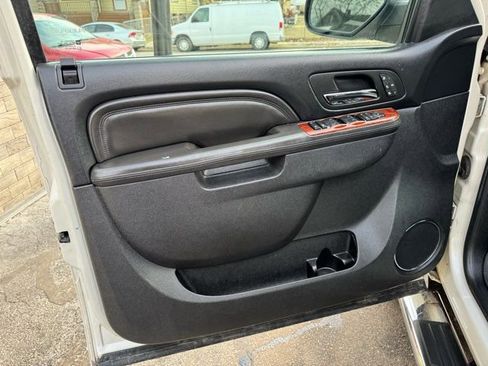 Used 2013 Chevrolet Avalanche LTZ image 10