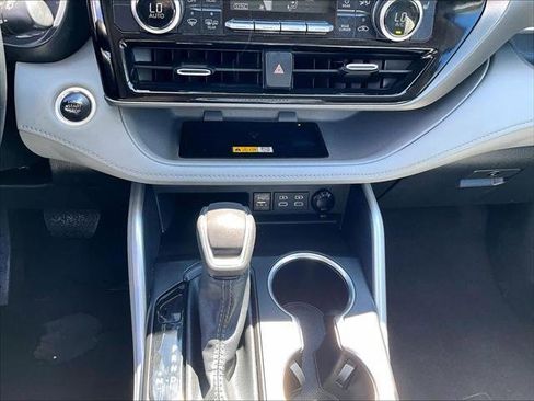 Used 2024 Toyota Highlander XLE FWD image 27