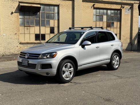 Used 2012 Volkswagen Touareg Sport image 2