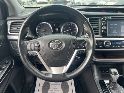 Used 2018 Toyota Highlander XLE AWD/4WD image 23