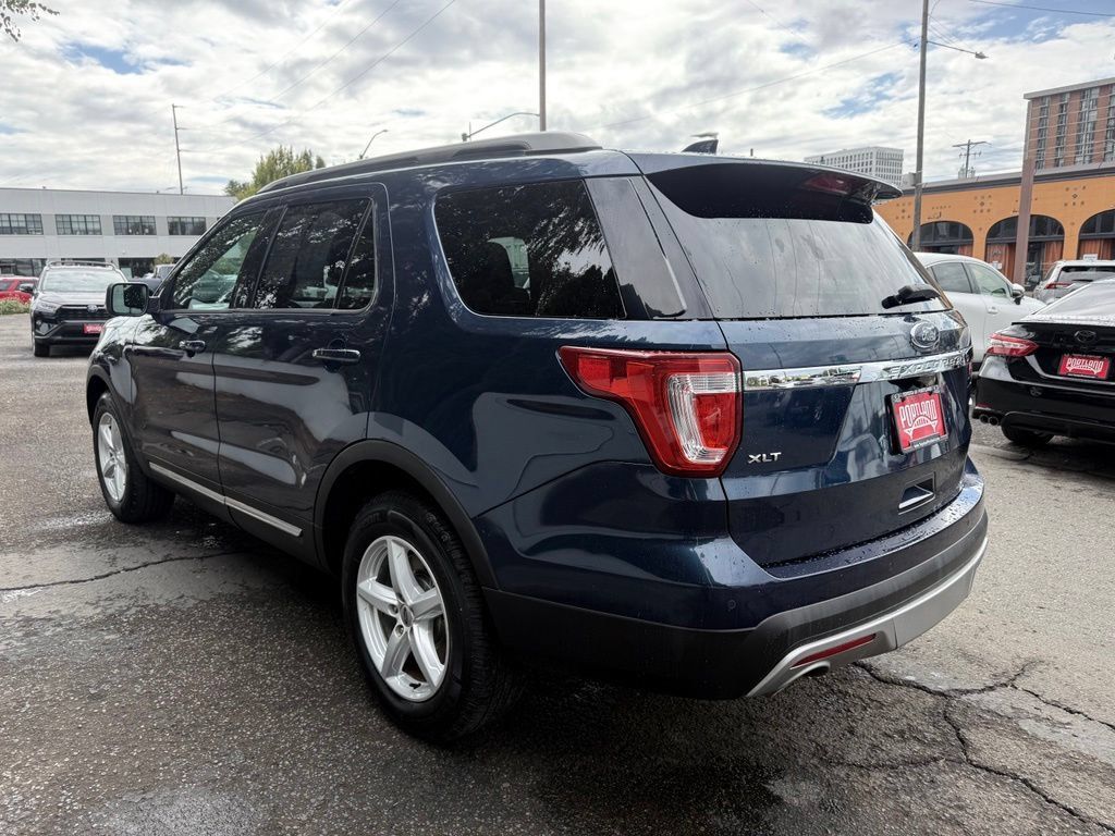 Used 2017 Ford Explorer XLT w/ Equipment Group 202A AWD/4WD image 5