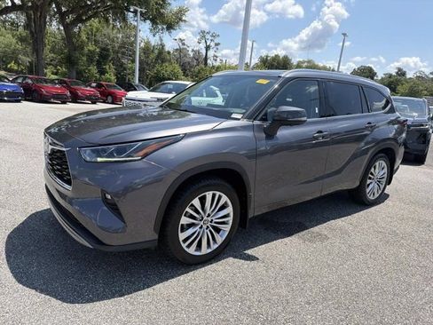 Certified 2024 Toyota Highlander Platinum FWD image 5