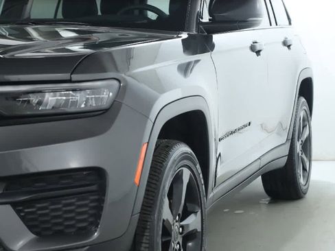 Certified 2024 Jeep Grand Cherokee Altitude image 4