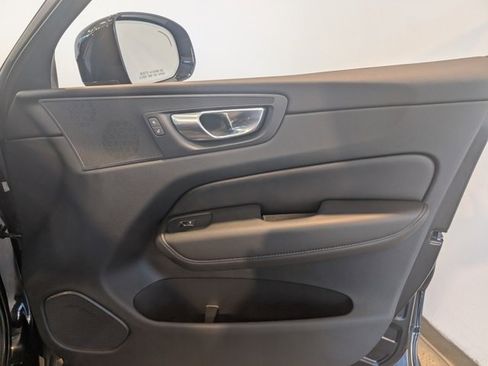 Used 2023 Volvo XC60 B5 Plus image 31