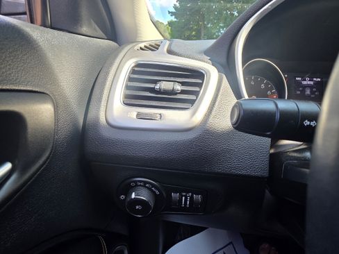 Used 2019 Jeep Compass Latitude FWD image 18