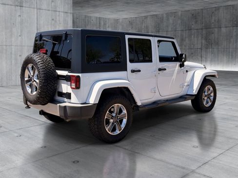 Used 2018 Jeep Wrangler Unlimited Sahara w/ Connectivity Group AWD/4WD image 5
