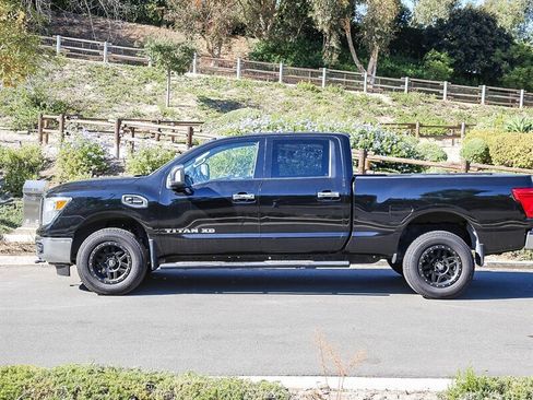 Used 2017 Nissan Titan SV image 4
