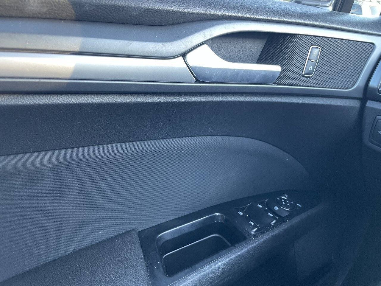 Used 2013 Ford Fusion SE FWD image 8
