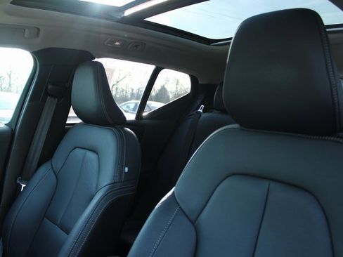 Used 2025 Volvo XC40 B5 Core image 15