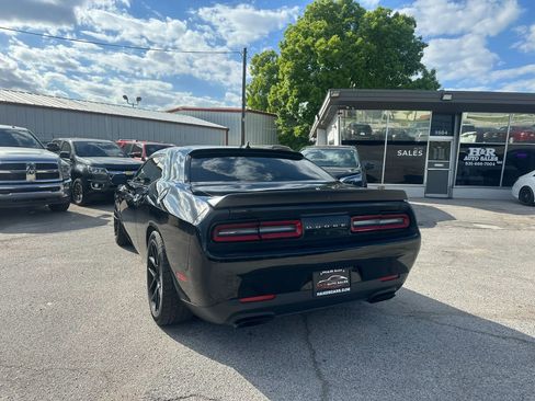 Used 2016 Dodge Challenger SRT Hellcat RWD image 3