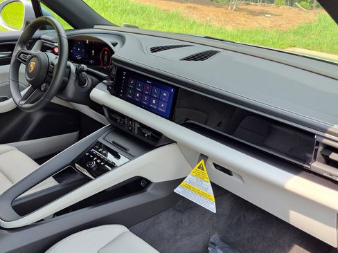 Certified 2025 Porsche Macan Electric RWD image 28