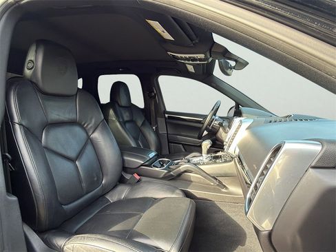 Used 2017 Porsche Cayenne Platinum Edition w/ Premium Package (PJV) image 8