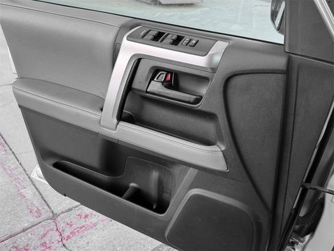 Used 2013 Toyota 4Runner SR5 w/ Convenience Pkg image 11